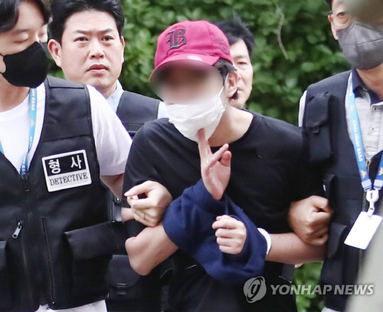 여객기 비상문 개방 시도한 10대 <연합뉴스>